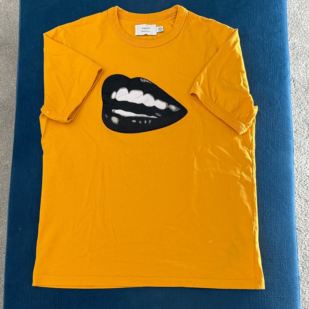 Coach Mustard Yellow black lips T-Shirt like new size M - Picture 2 of 8